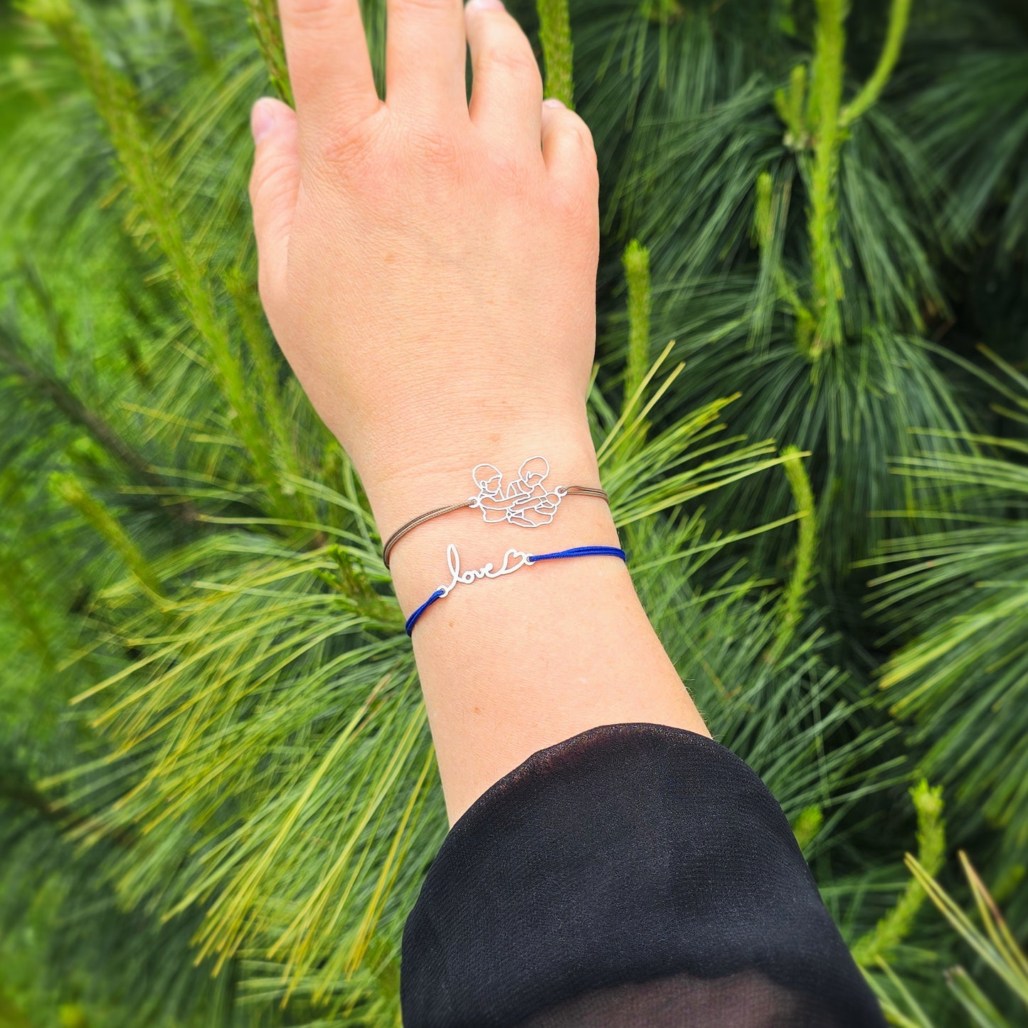 Deux Bracelets Uniques Argent Portés Femme : Photo Fratrie / Cordon Taupe et Petit Mot Love / Cordon Bleu Royal