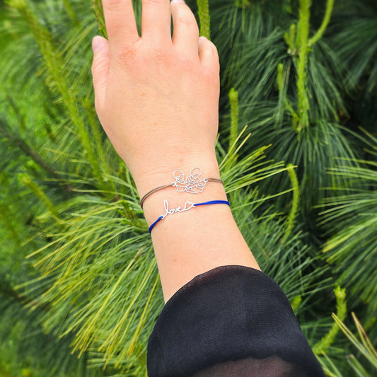 Deux Bracelets Uniques Argent Portés Femme : Photo Fratrie /  Cordon Taupe et Petit Mot Love / Cordon Bleu Royal