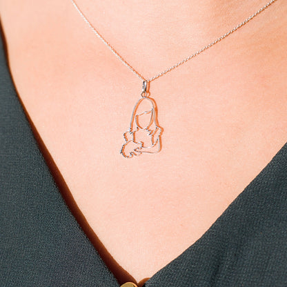 Bijou émotionnel porté, collier en argent personnalisé à partir d’une photo d’enfant, création artisanale française.