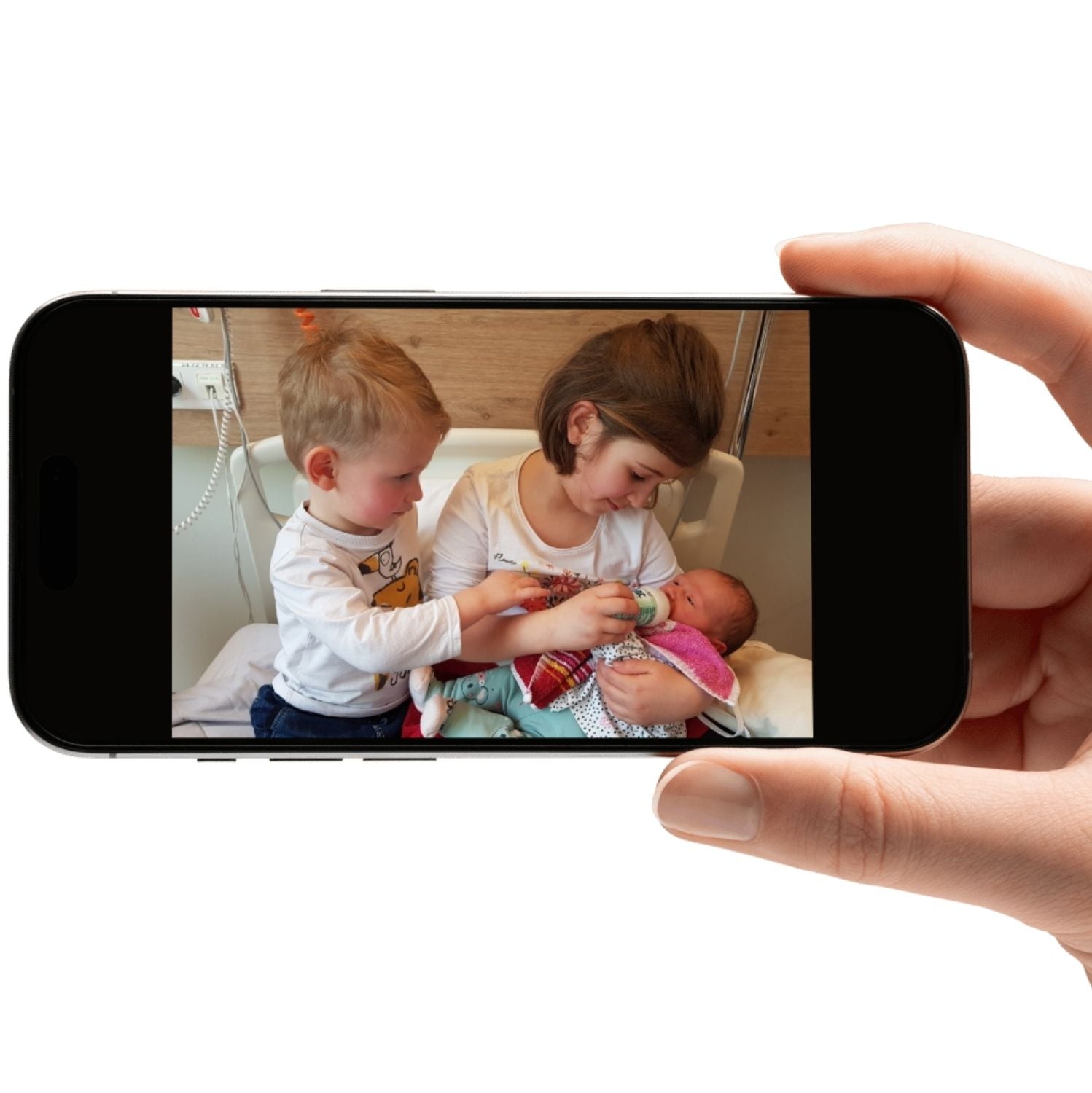 Photo de deux enfants et un bébé à la maternité, transformée en bijou Stydor personnalisé, sculpté à la main.