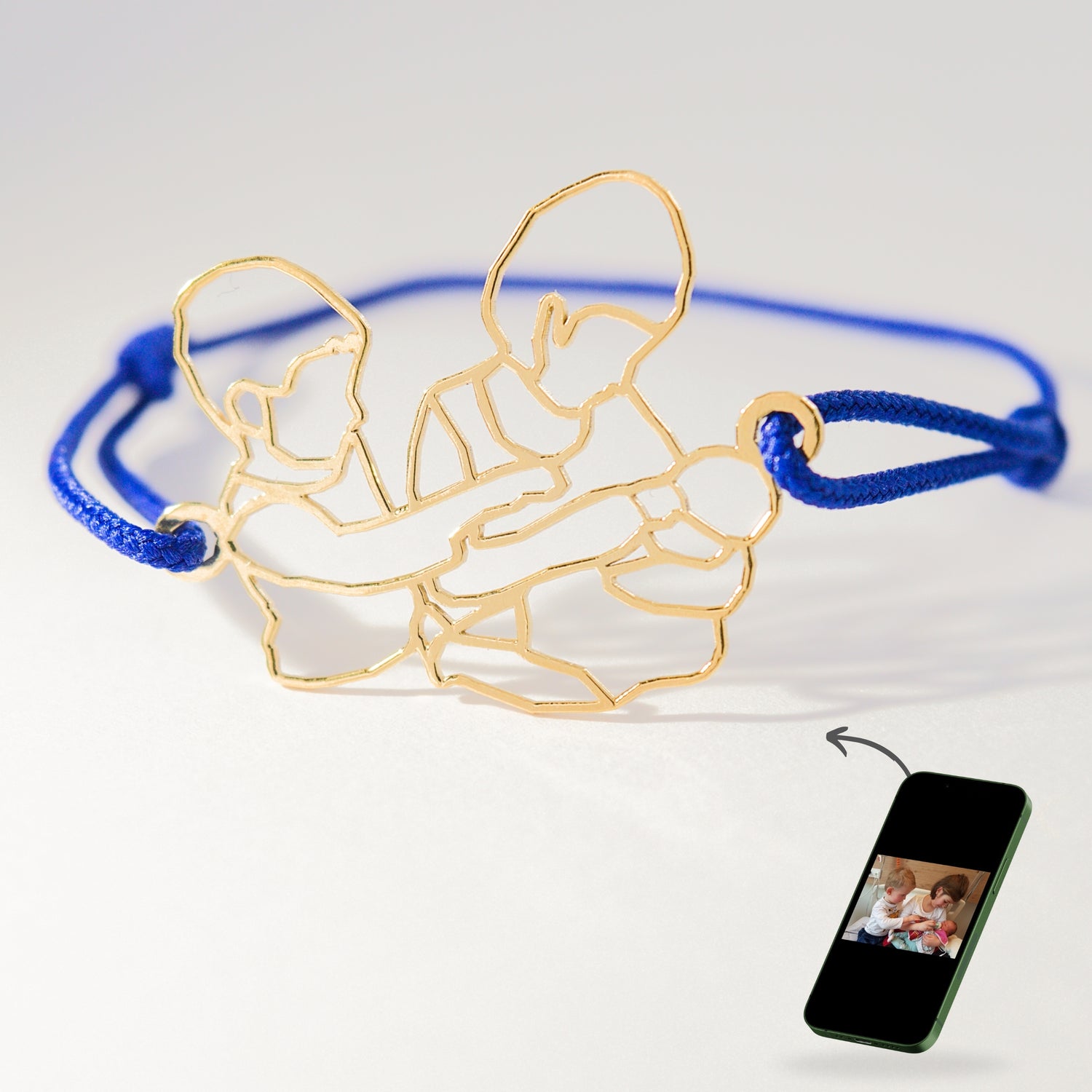 Bracelet personnalisé Stydor en or avec cordon bleu, créé à partir d’une photo d’enfants tenant un bébé, souvenir de famille transformé en bijou.