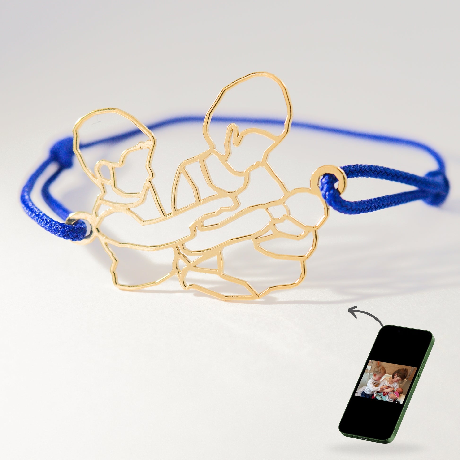Bracelet personnalisé Stydor en or avec cordon bleu, créé à partir d’une photo d’enfants tenant un bébé, souvenir de famille transformé en bijou.