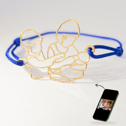 Bracelet personnalisé Stydor en or avec cordon bleu, créé à partir d’une photo d’enfants tenant un bébé, souvenir de famille transformé en bijou.
