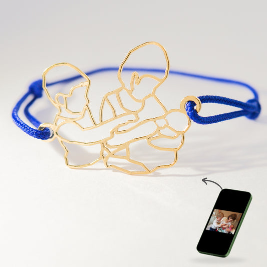 Bracelet personnalisé Stydor en or avec cordon bleu, créé à partir d’une photo d’enfants tenant un bébé, souvenir de famille transformé en bijou.