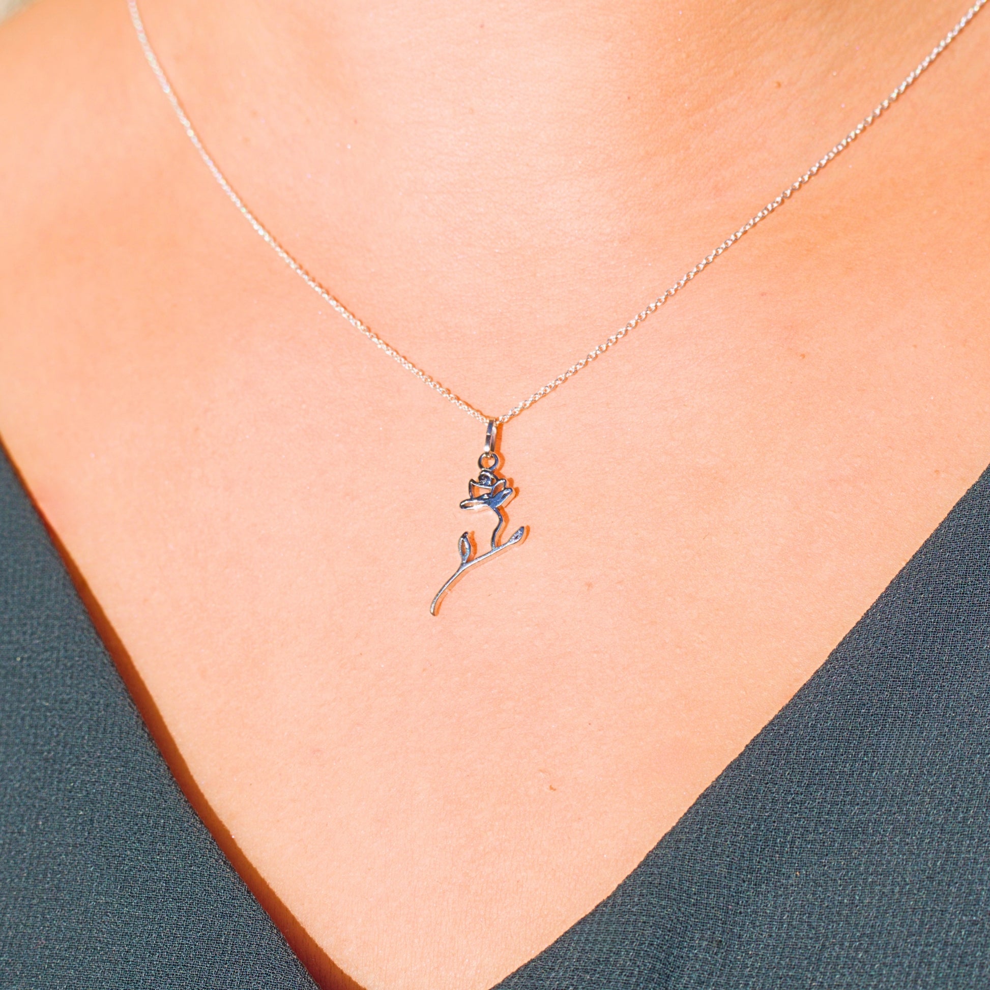 Collier artisanal en argent porté, réalisé à partir d’un dessin de rose, bijou personnalisé et intemporel.