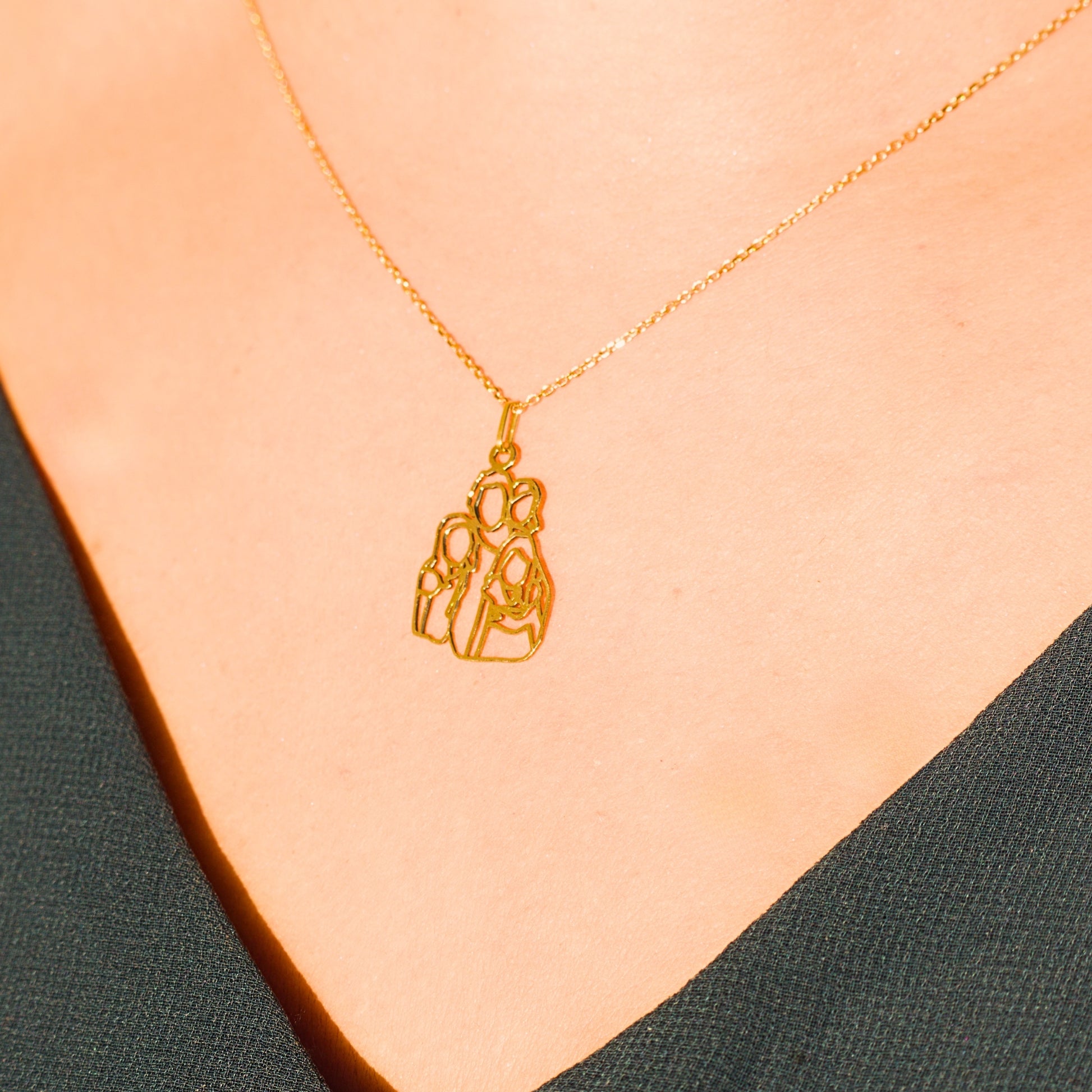 Collier personnalisé en or, créé à partir d’une photo de mamie entourée de ses petits-enfants, bijou souvenir familial.