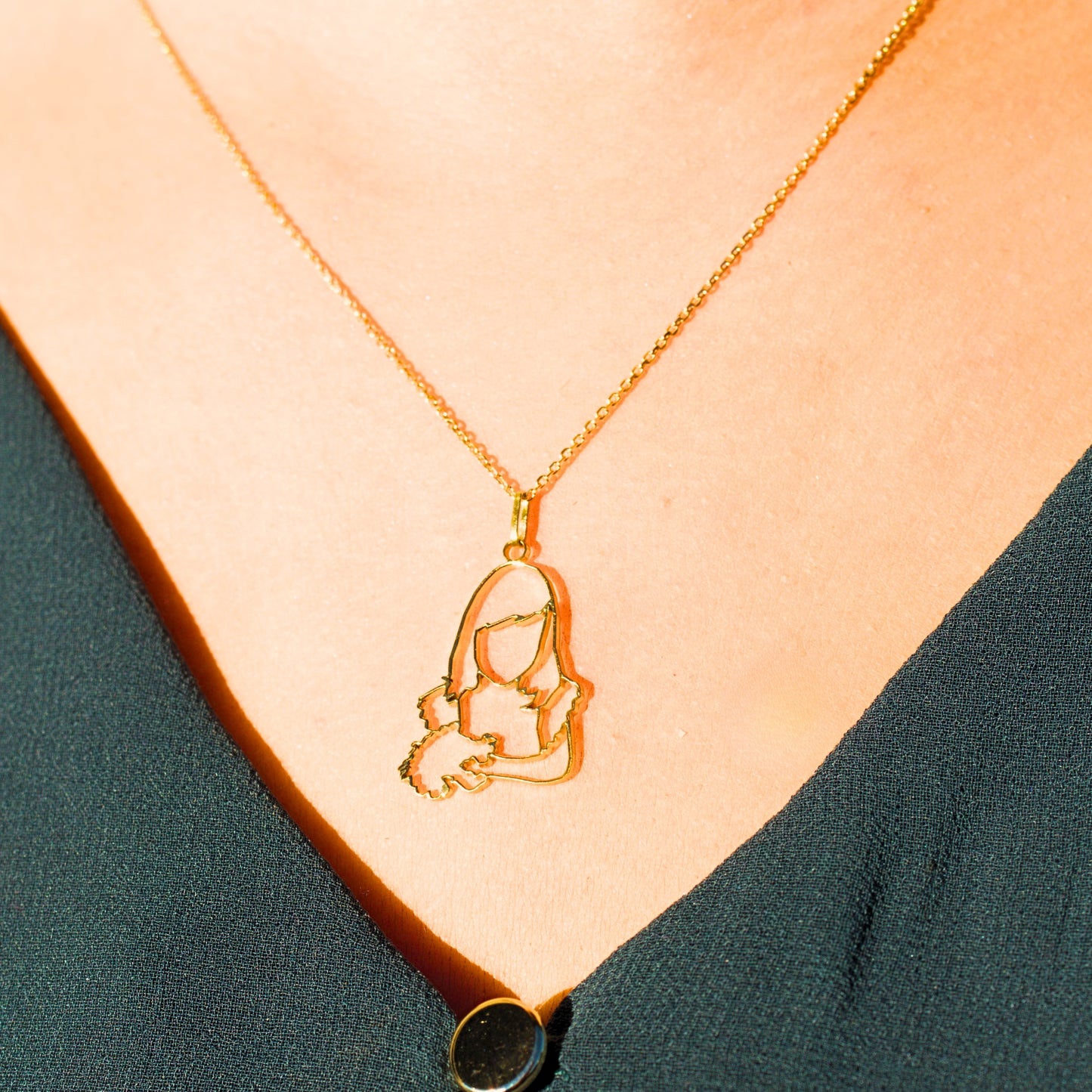 Collier sur mesure Stydor porté près du cœur, en or, transformé à partir d’une photo de fillette tenant un bouquet.