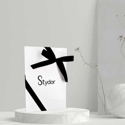 Visuel de la pochette cadeau Stydor fermée par un ruban, idéale pour offrir un bijou personnalisé avec élégance.